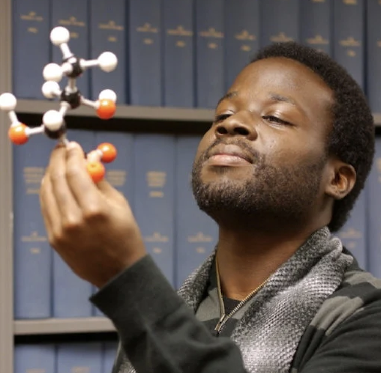 MIT、不安定なホウ素イオンを安定化させ、高輝度な「近赤外」蛍光色素を開発