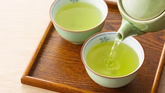 緑茶に含まれる分子を用いて、アルツハイマー病を引き起こす脳内のタウ繊維を分解するリードを特定。